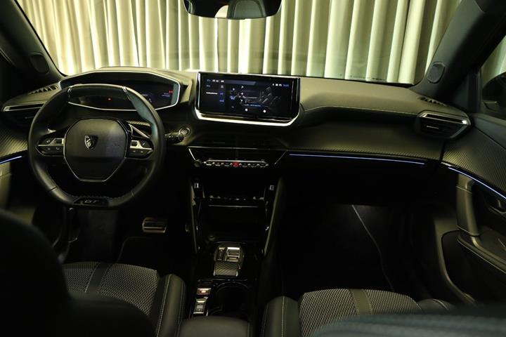 Grøn Peugeot e-2008 fra 2024