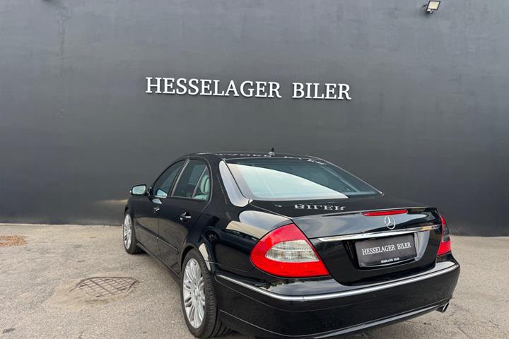 Sort Mercedes E320 fra 2008