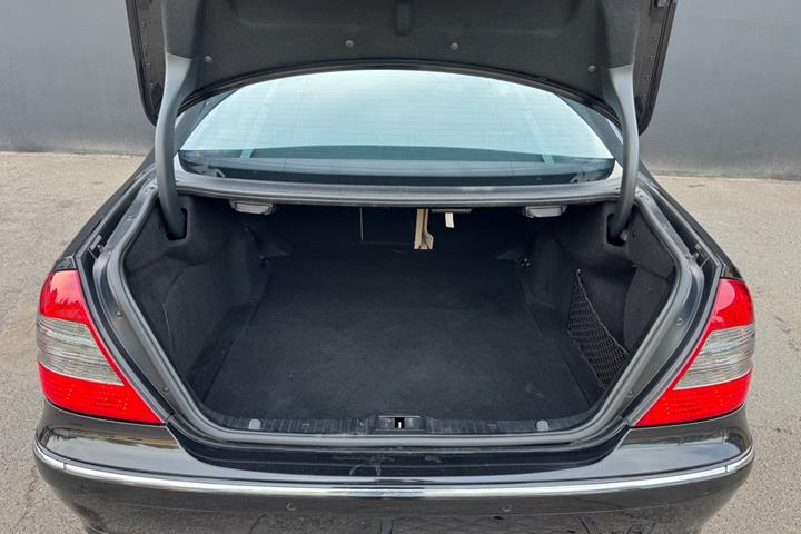 Sort Mercedes E320 fra 2008