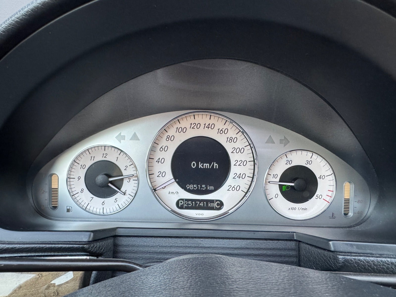 Sort Mercedes E320 fra 2008