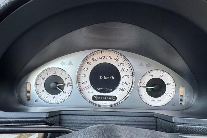 Sort Mercedes E320 fra 2008