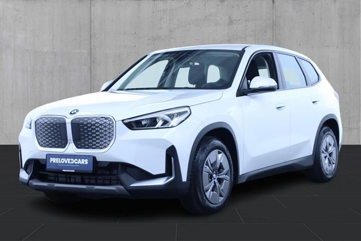 Hvid BMW iX1 fra 2025