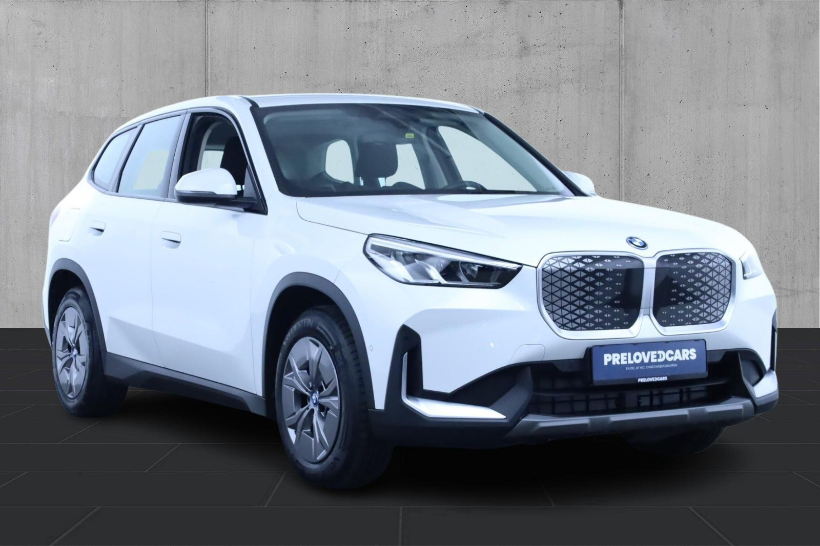 Hvid BMW iX1 fra 2025