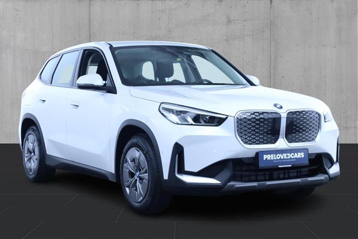 Hvid BMW iX1 fra 2025