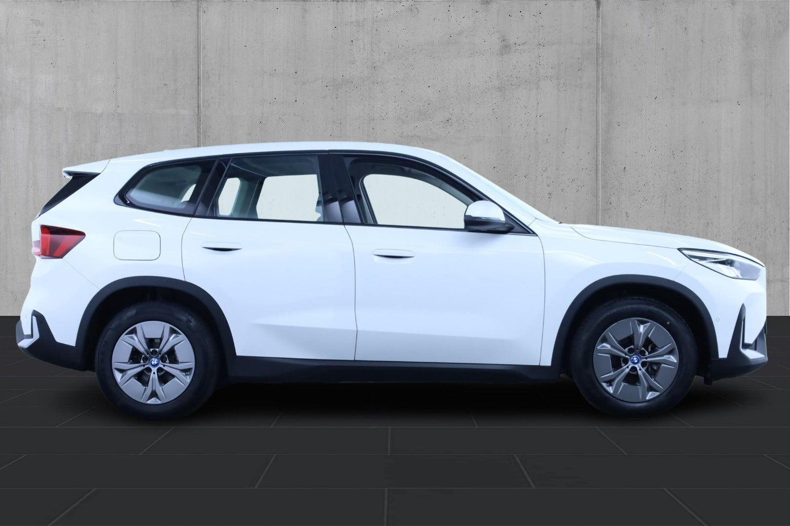 Hvid BMW iX1 fra 2025