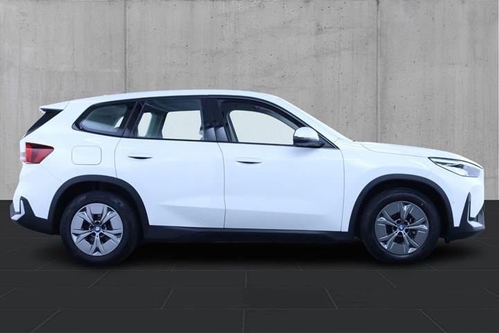 Hvid BMW iX1 fra 2025