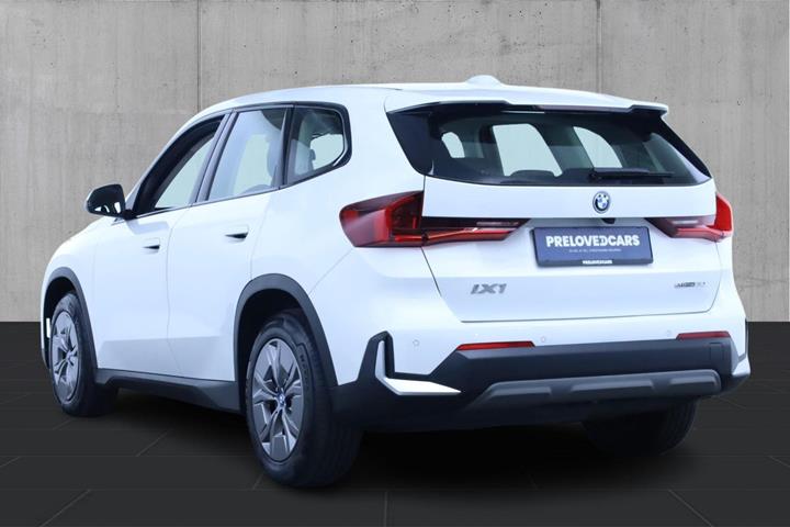 Hvid BMW iX1 fra 2025