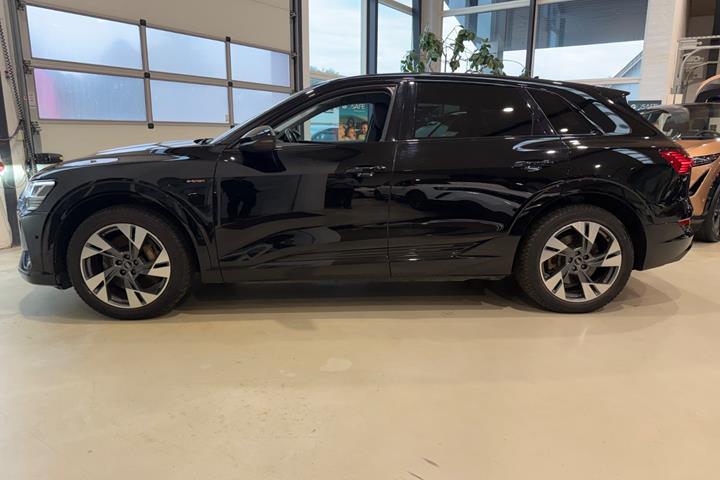 Sort Audi e-tron fra 2021
