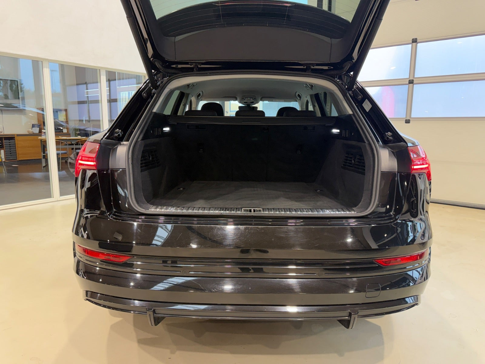 Sort Audi e-tron fra 2021