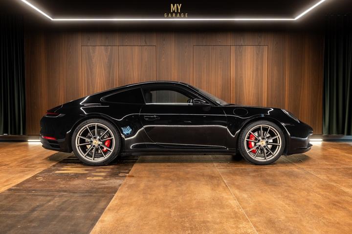 Sort Porsche 911 Carrera S fra 2020