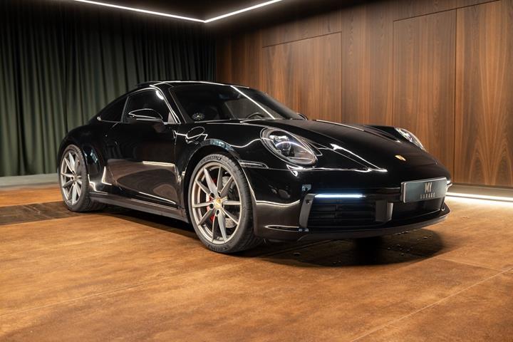 Sort Porsche 911 Carrera S fra 2020