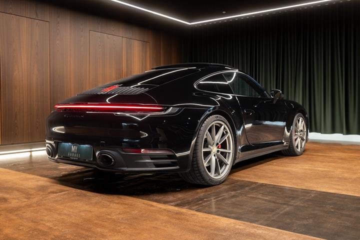 Sort Porsche 911 Carrera S fra 2020