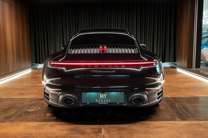 Sort Porsche 911 Carrera S fra 2020