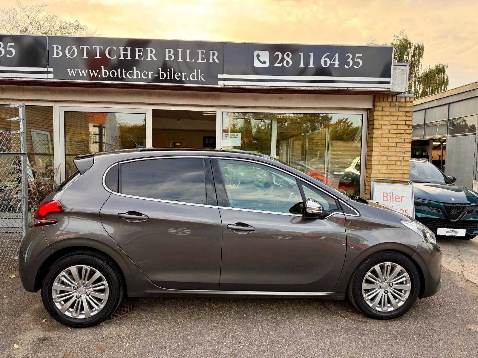 Grå Peugeot 208 fra 2019