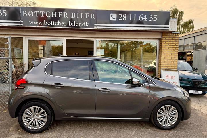 Grå Peugeot 208 fra 2019