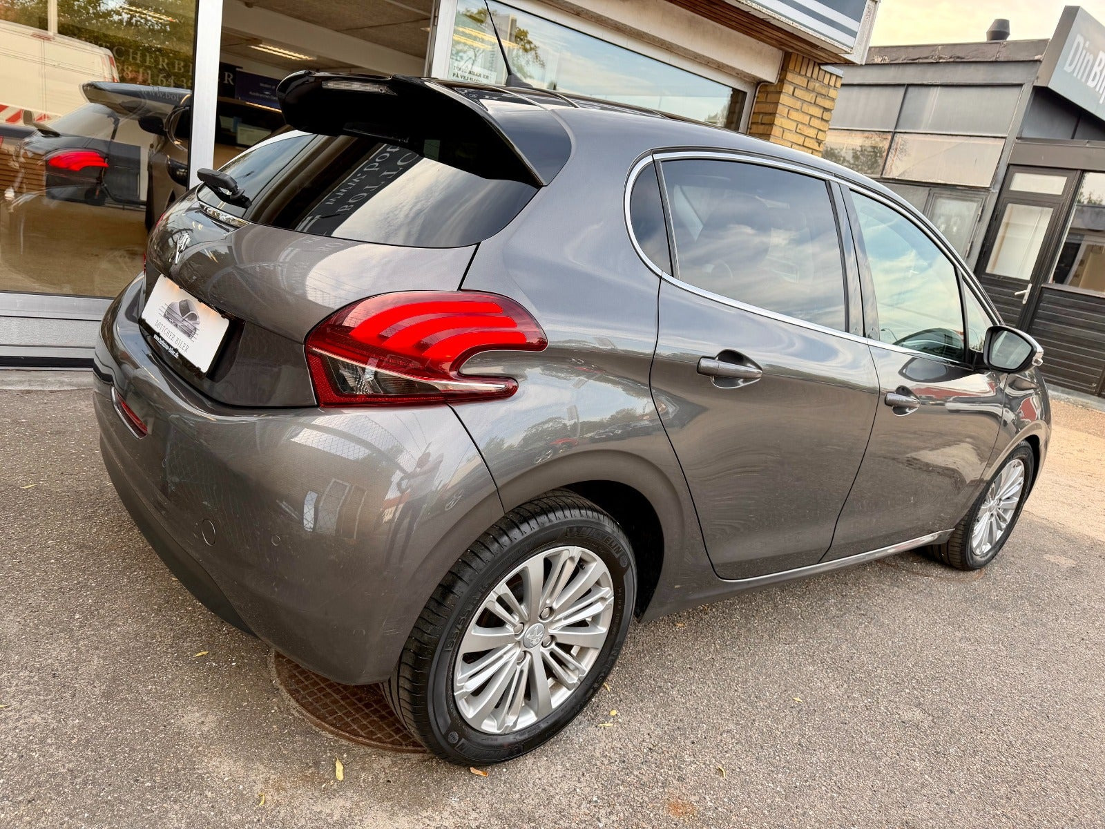 Grå Peugeot 208 fra 2019
