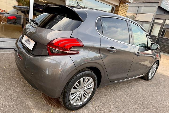 Grå Peugeot 208 fra 2019