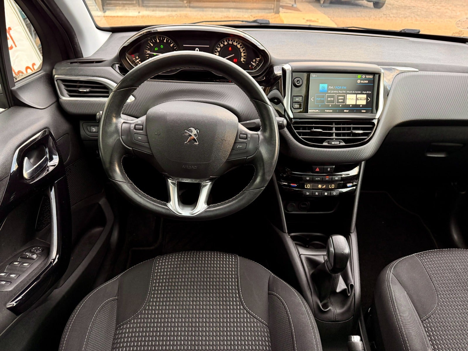 Grå Peugeot 208 fra 2019
