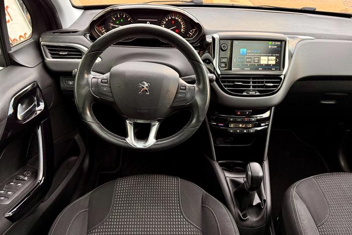 Grå Peugeot 208 fra 2019