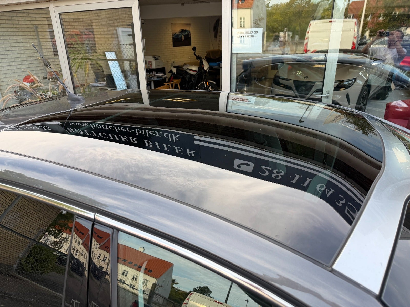 Grå Peugeot 208 fra 2019