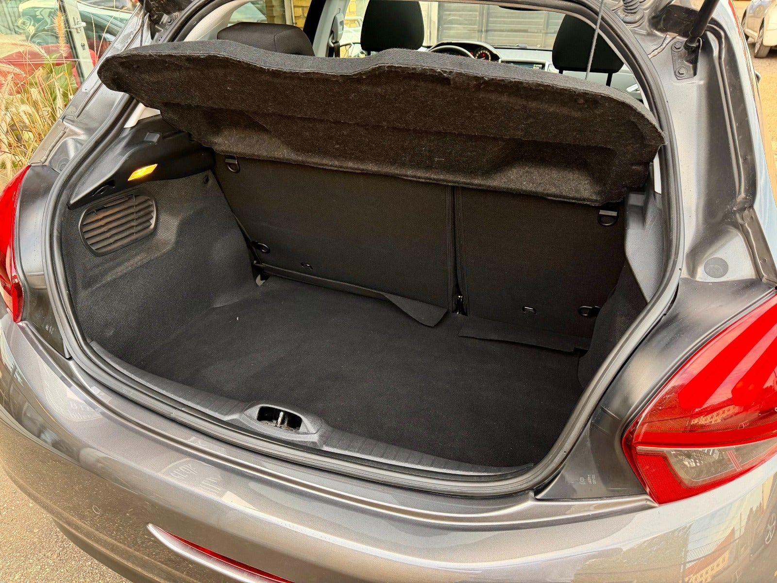 Grå Peugeot 208 fra 2019