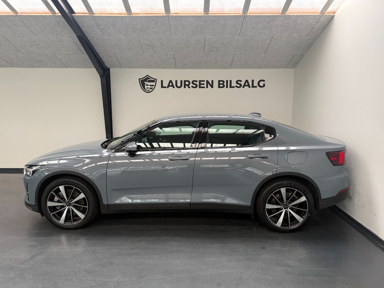 Grå Polestar 2 fra 2022