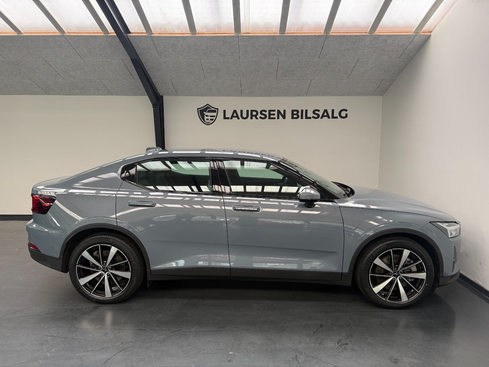 Grå Polestar 2 fra 2022