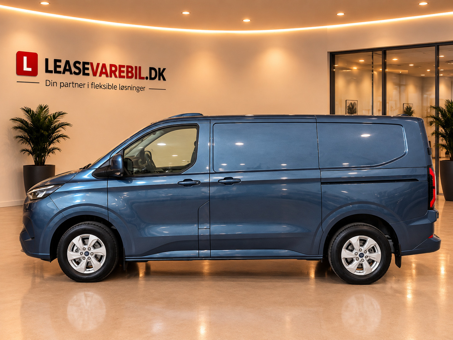 Blå Ford E-Transit Custom 320 L1 fra 2026
