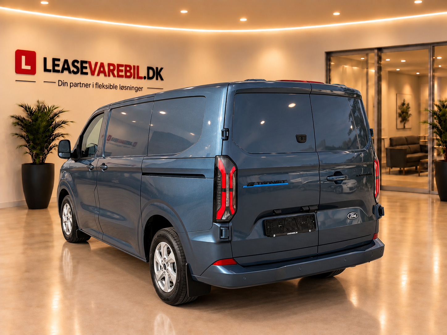 Blå Ford E-Transit Custom 320 L1 fra 2026