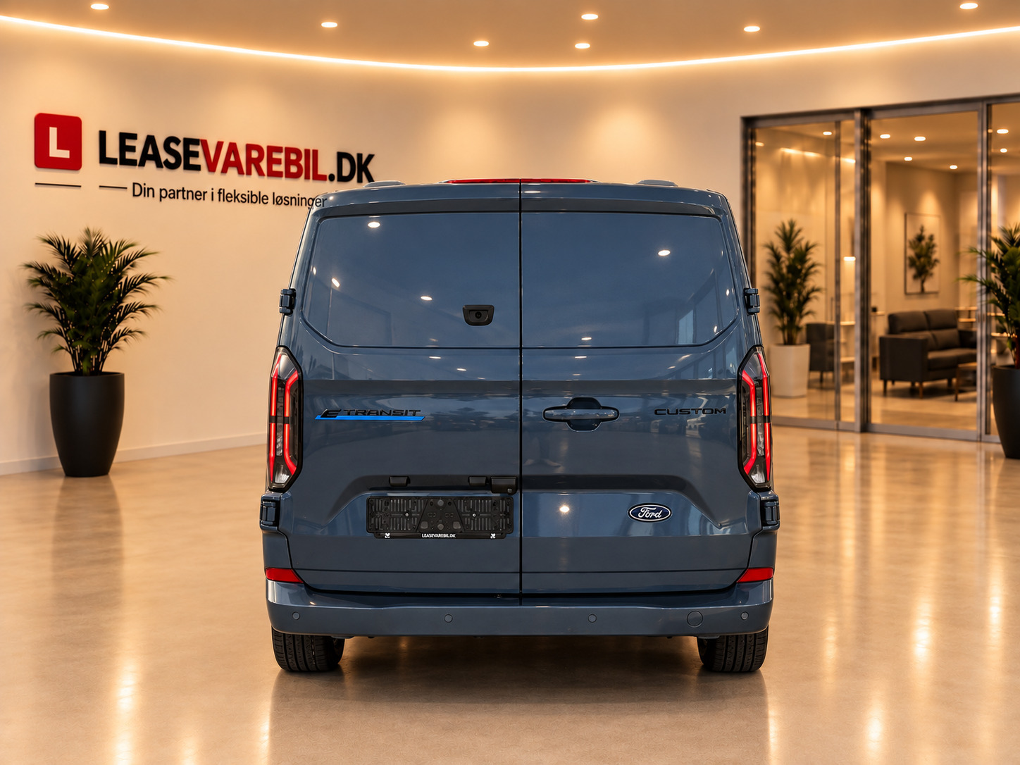 Blå Ford E-Transit Custom 320 L1 fra 2026