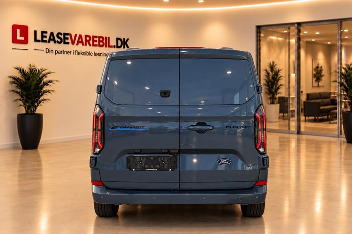 Blå Ford E-Transit Custom 320 L1 fra 2026