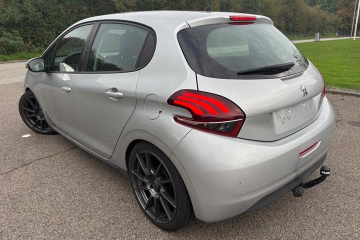 Sølv Peugeot 208 fra 2014