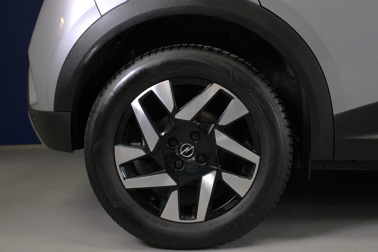Sølv Opel Mokka-e fra 2024