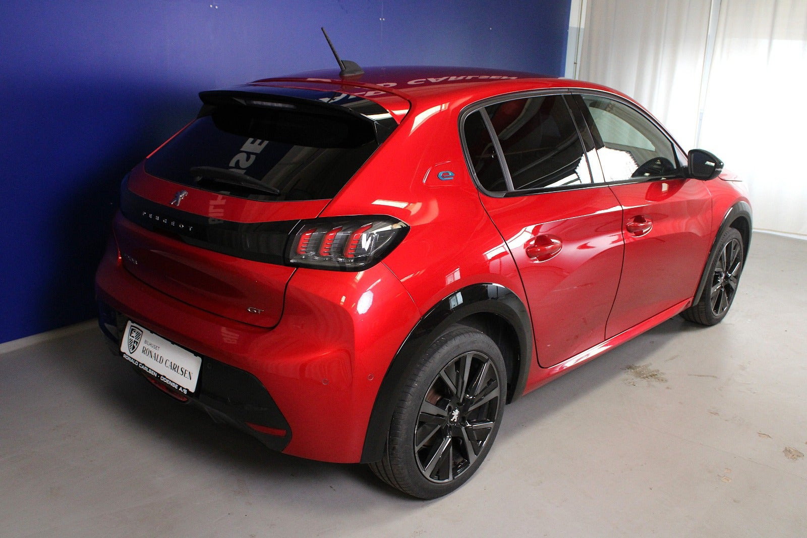 Rød Peugeot e-208 fra 2023