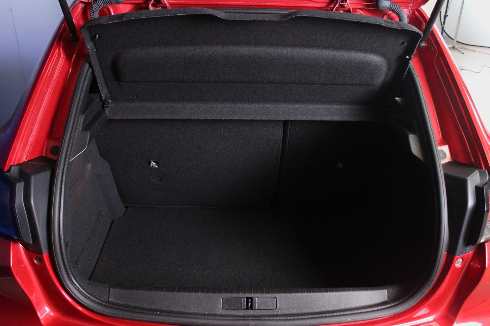 Rød Peugeot e-208 fra 2023