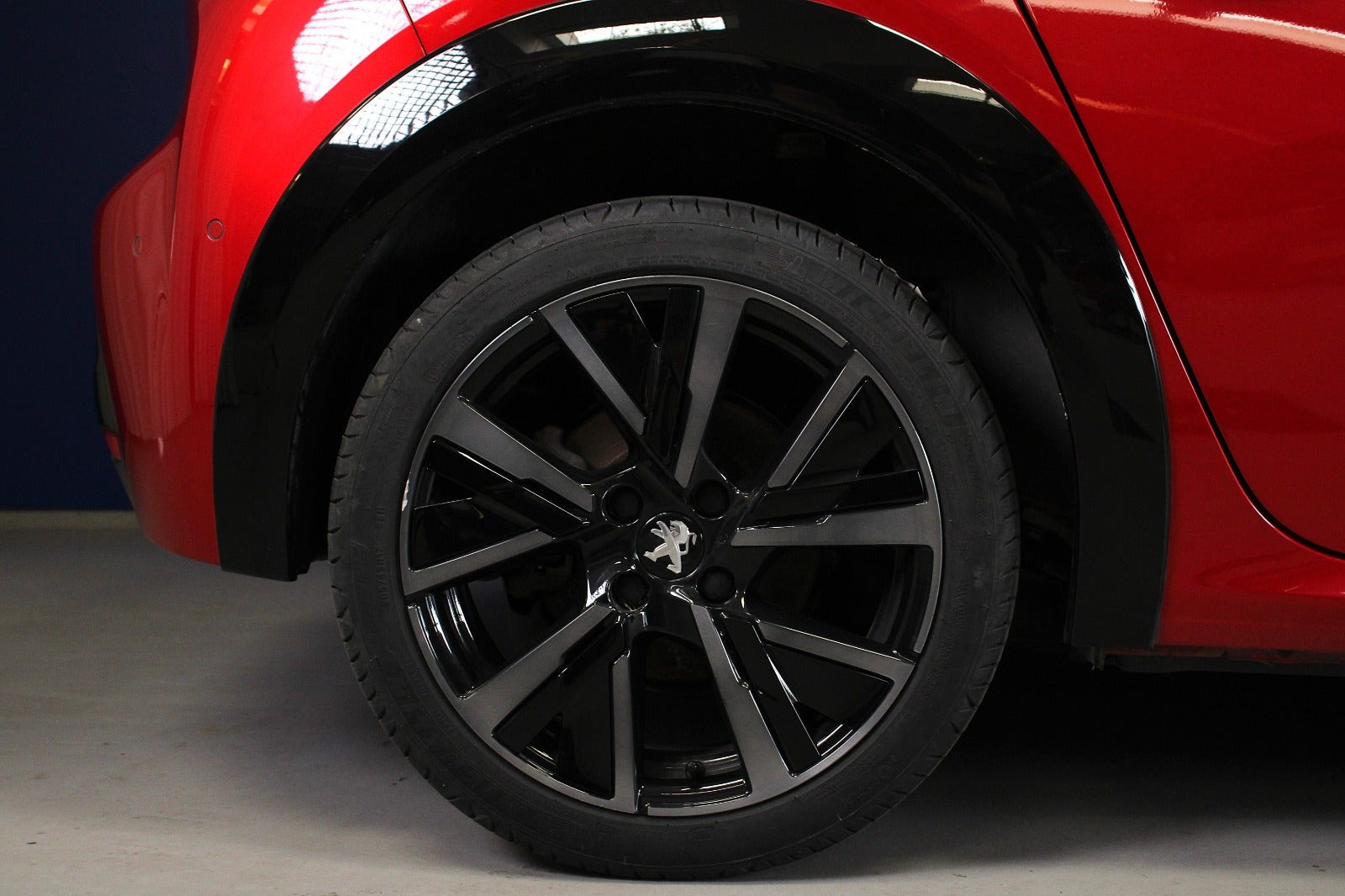 Rød Peugeot e-208 fra 2023