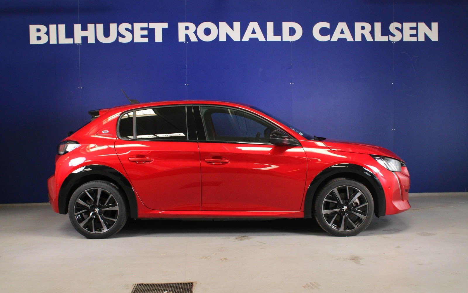 Rød Peugeot e-208 fra 2023