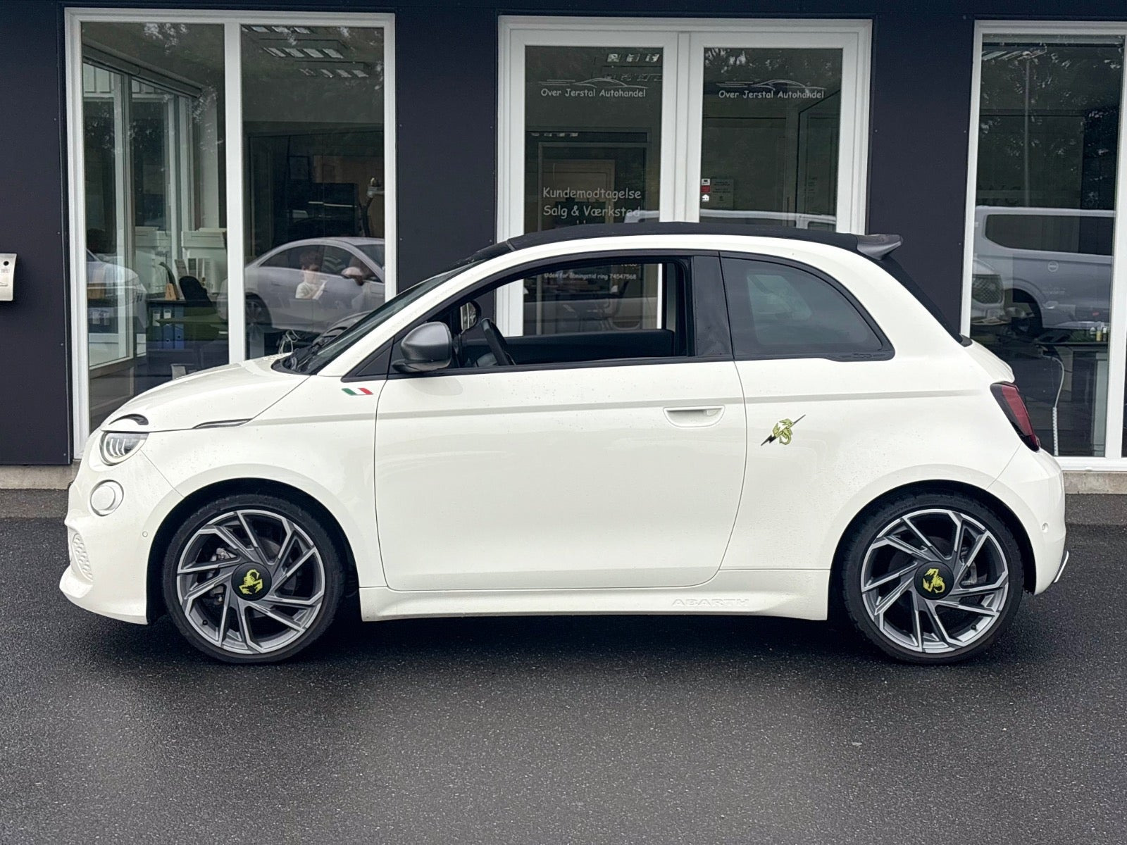 Hvid Abarth 500e fra 2024