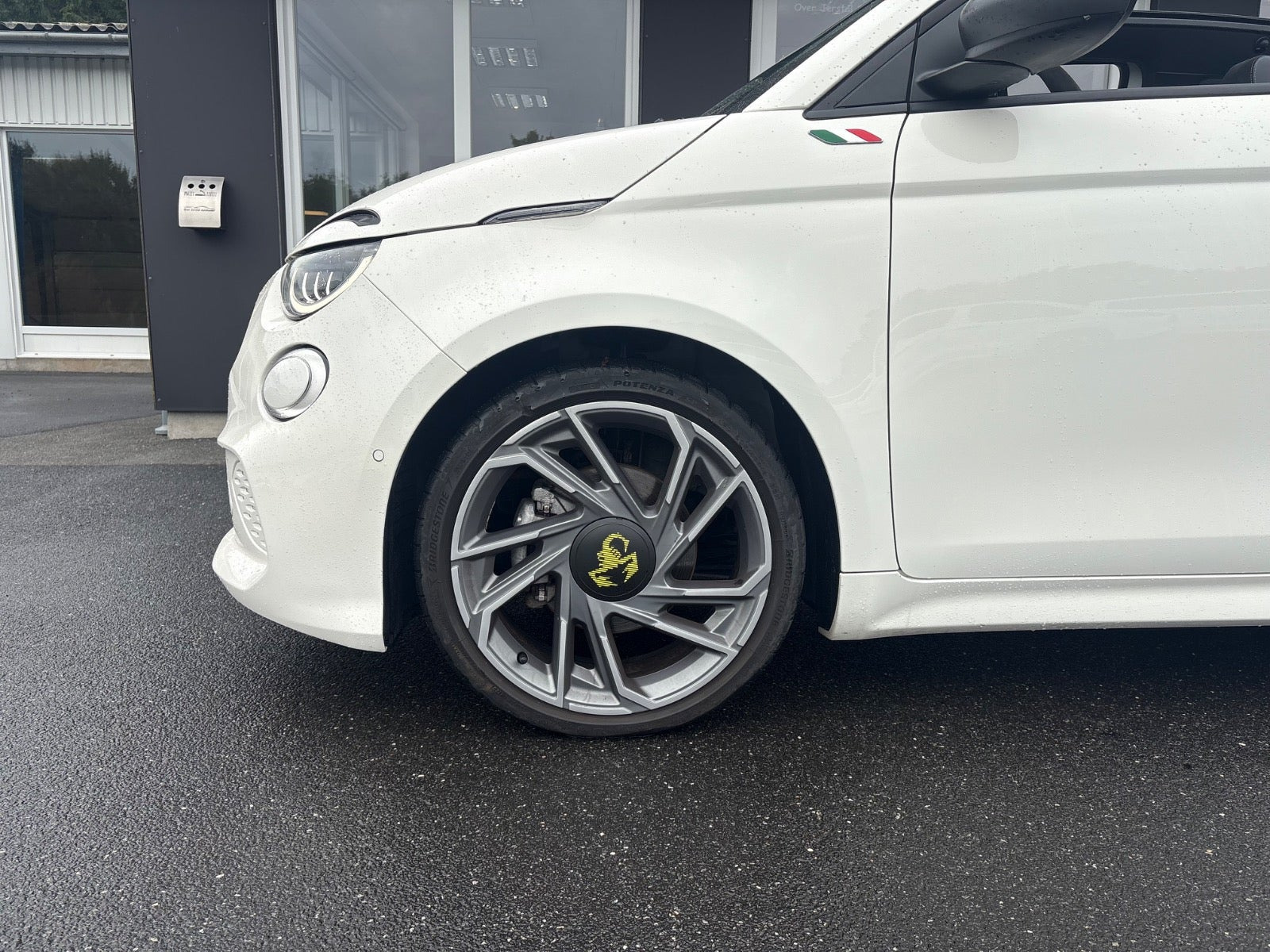 Hvid Abarth 500e fra 2024