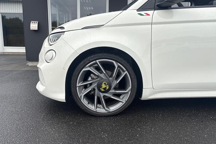 Hvid Abarth 500e fra 2024