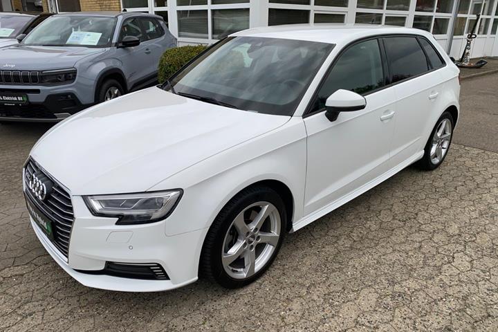 Hvid Audi A3 fra 2020 set udefra