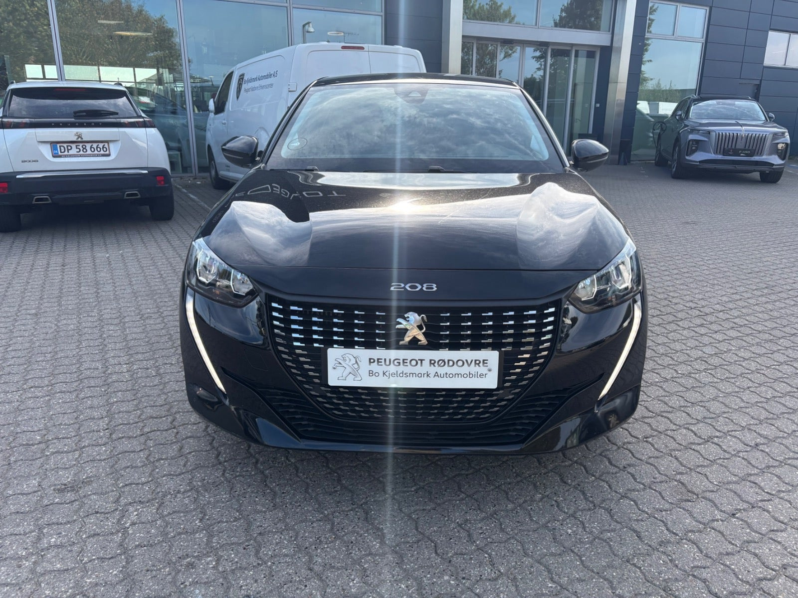 Rød Peugeot 208 fra 2023
