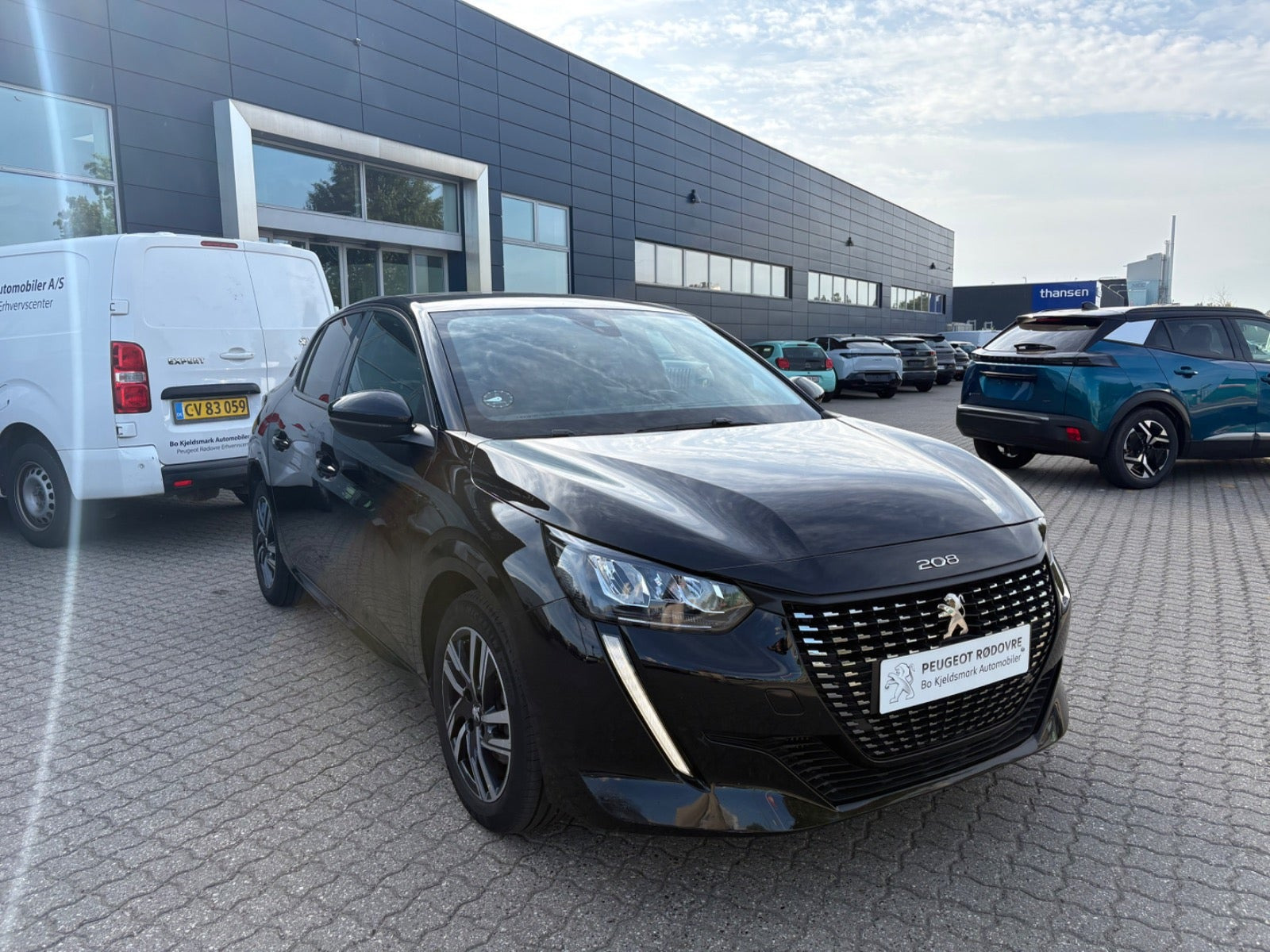 Rød Peugeot 208 fra 2023