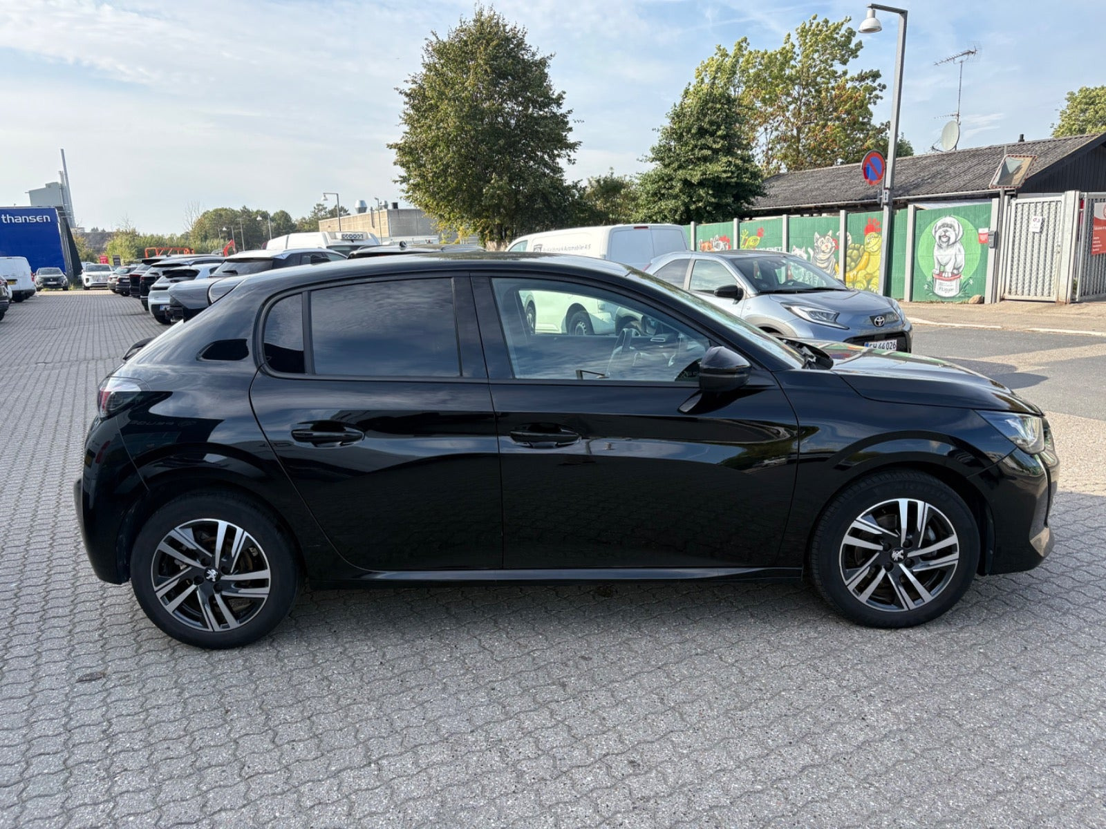 Rød Peugeot 208 fra 2023