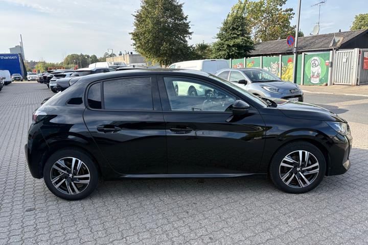 Rød Peugeot 208 fra 2023