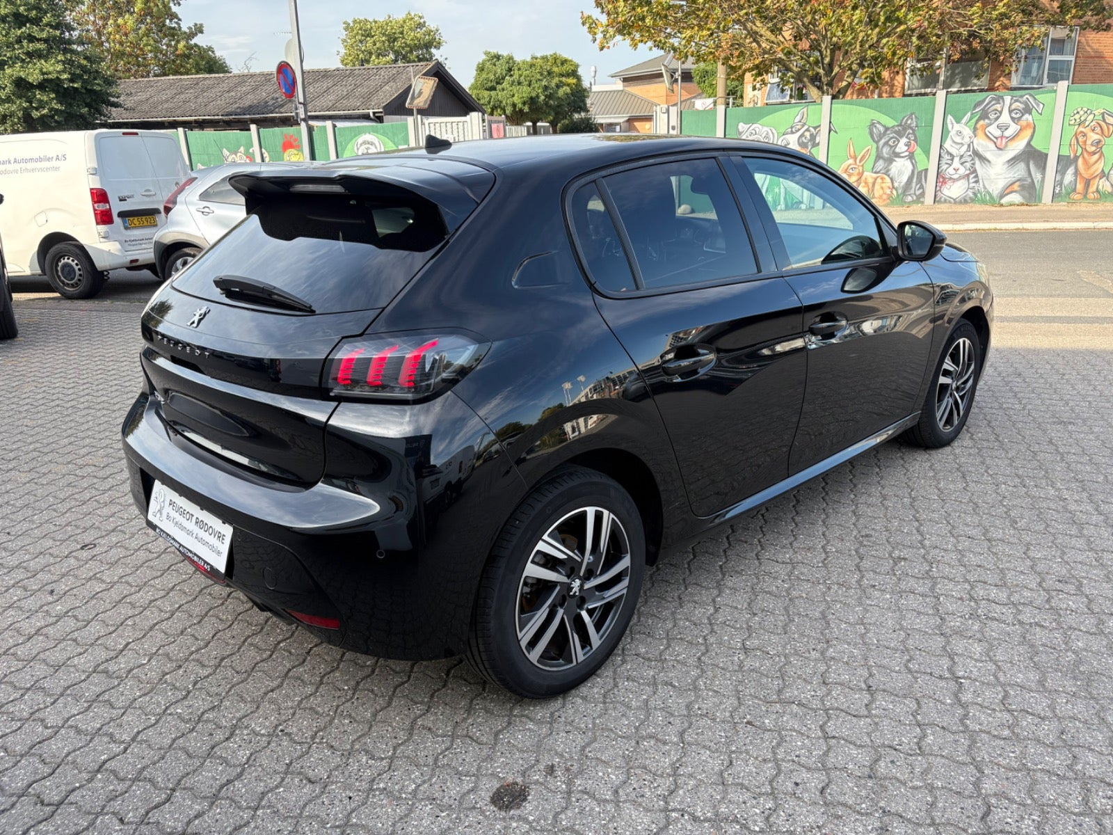 Rød Peugeot 208 fra 2023