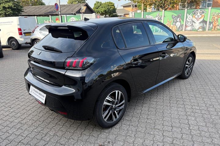 Rød Peugeot 208 fra 2023