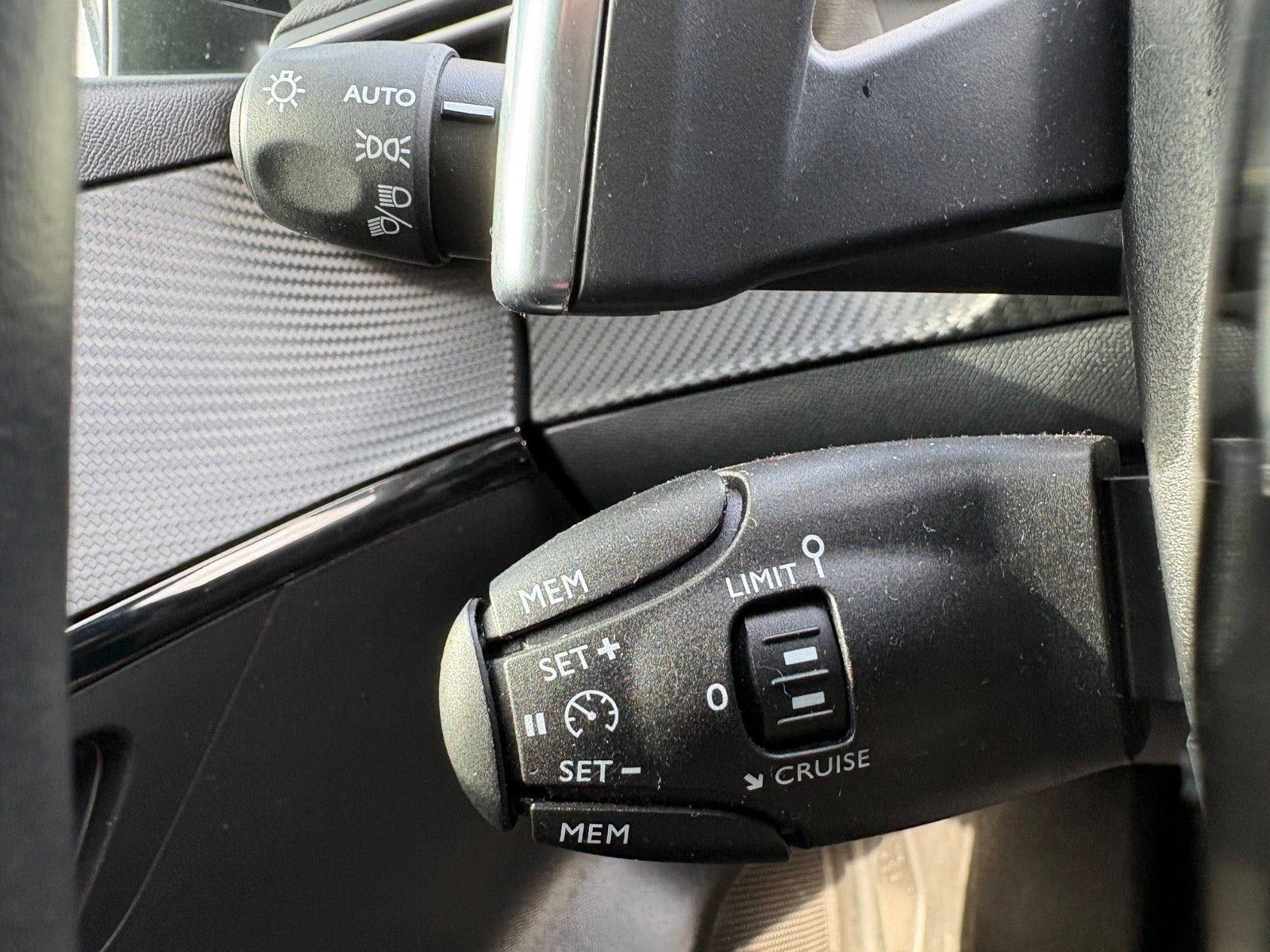 Rød Peugeot 208 fra 2023