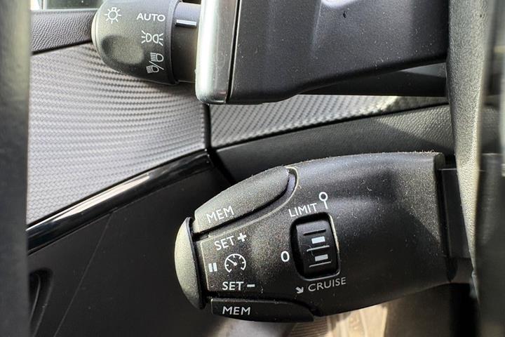 Rød Peugeot 208 fra 2023