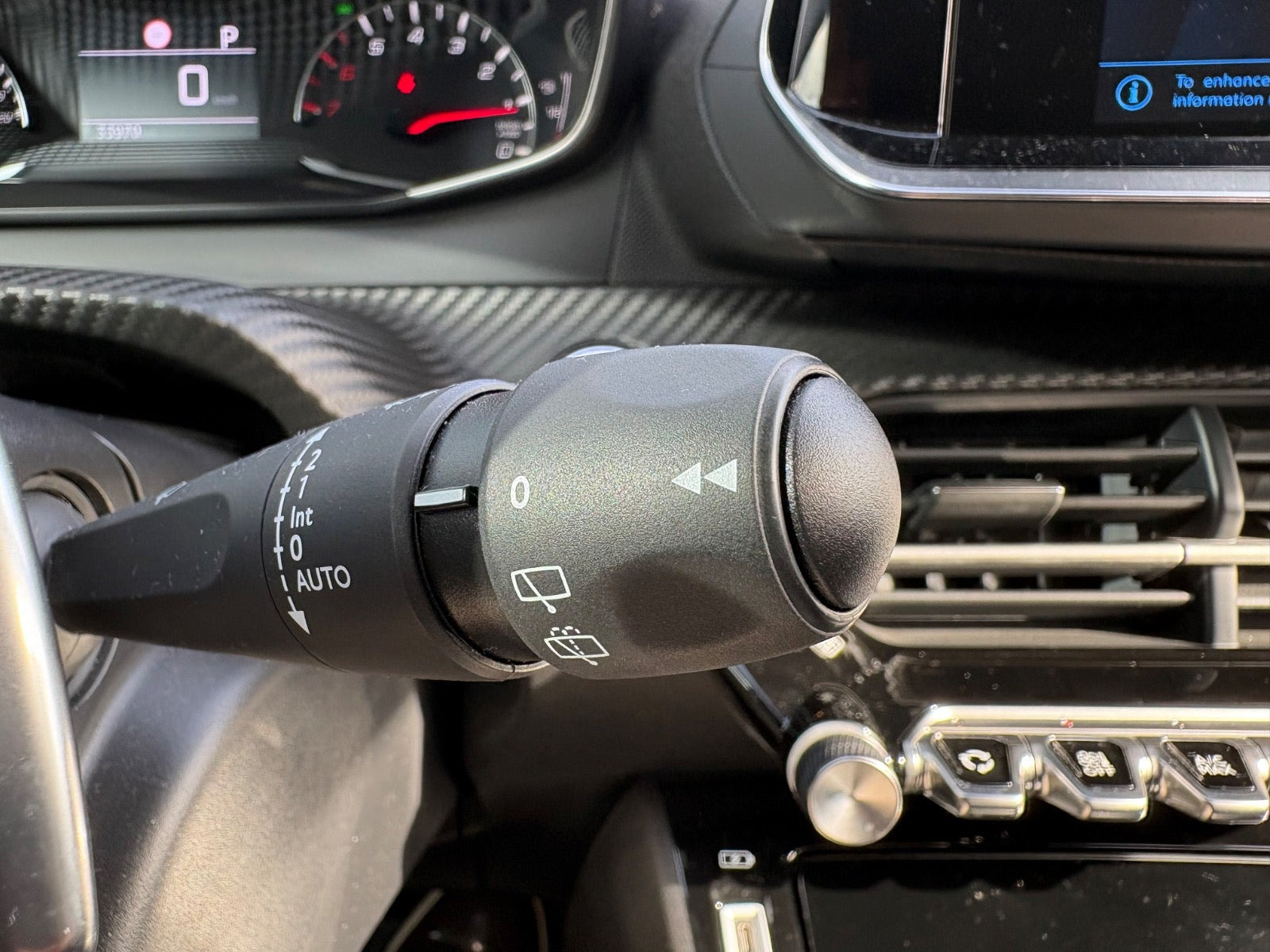 Rød Peugeot 208 fra 2023